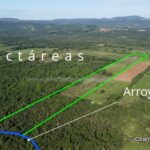 Vista aérea con trazado de límites de la propiedad de 7 ha y acceso al arroyo.