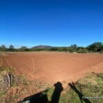 Vasto campo agrícola de 7 hectáreas totalmente arado y listo para la siembra.