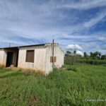 Fachada de la vivienda rural a reformar, ubicada estratégicamente dentro de las 7 hectáreas.