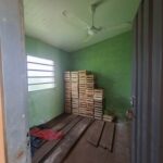 Interior de la casa de 4 habitaciones a renovar, mostrando potencial para vivienda o depósito