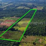Trazado verde de los límites geográficos del terreno de 11 hectáreas visto desde el cielo.